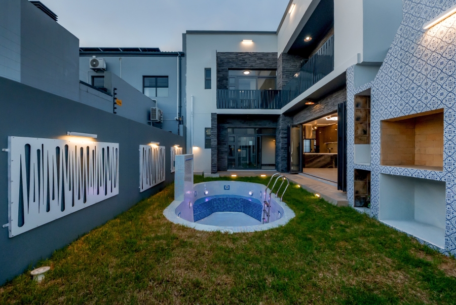 6 Bedroom Property for Sale in Sandown Western Cape